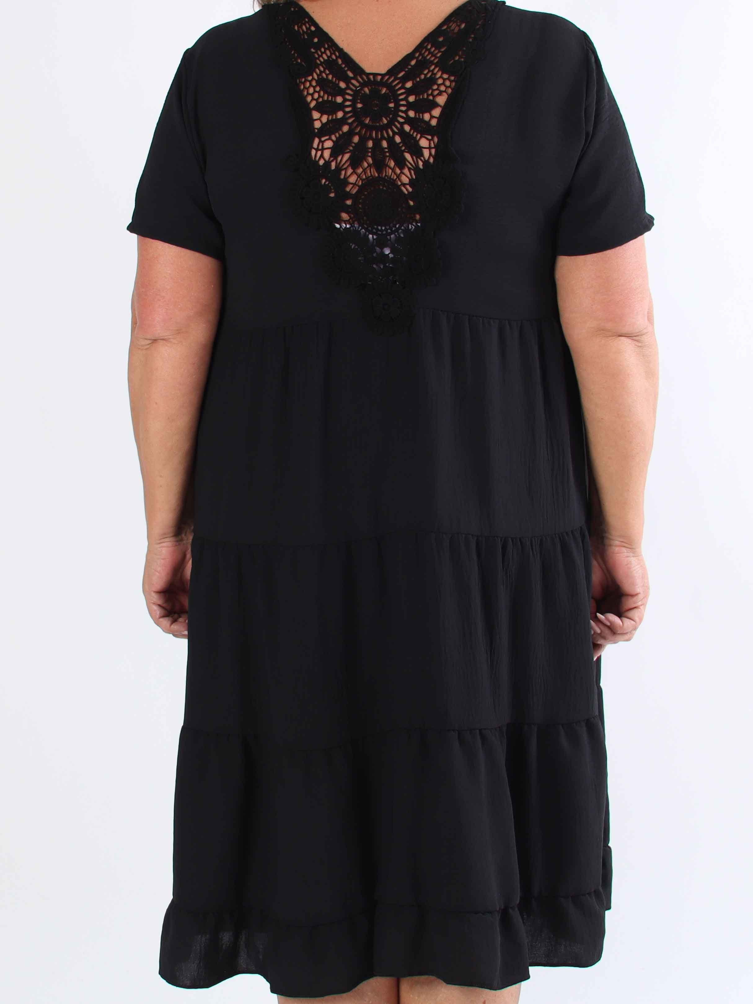 Shayna - Plus size kjole i viskose med broderet detaljer på ryggen